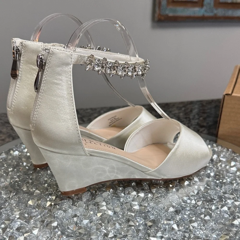Journee Collection Ivory Wedge satin Sandals with Crystal Strap NEW 8.5